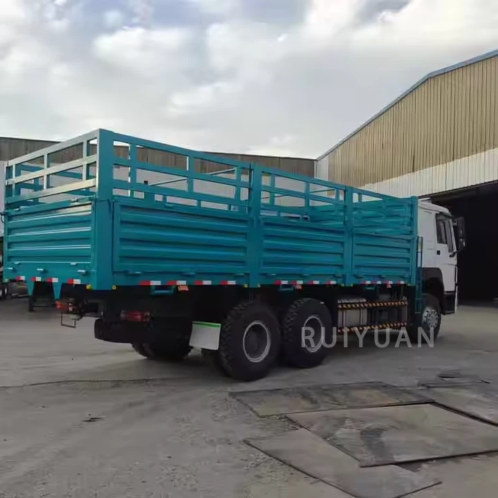 Zaunfracht voller Anhänger